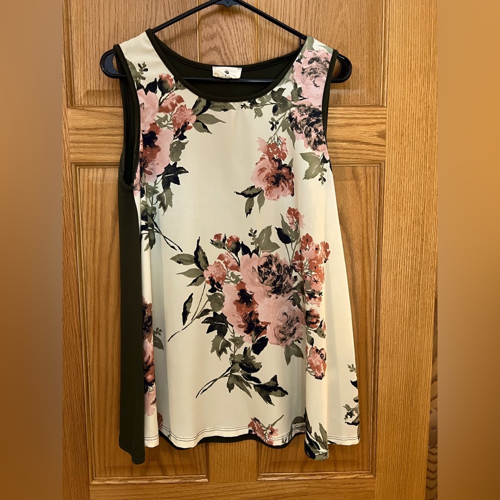 Betsey’s Boutique Shop Floral Sleeveless Top Size Medium